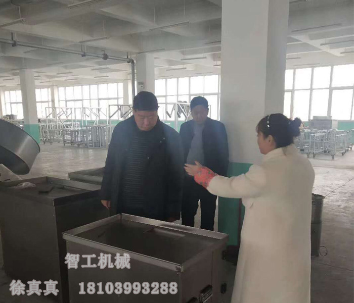 魯山老客戶再次來許昌智工考察訂購湯圓機、元宵制陷機！