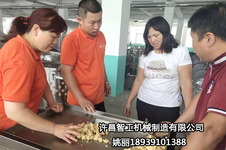 河南周口客戶自帶原料到許昌智工考察、試機制餡機?。ㄗ龈恻c）