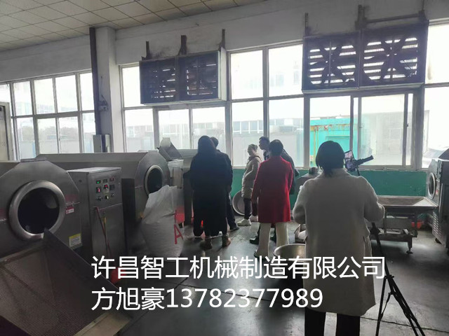 3月16日，客戶(hù)帶辣椒來(lái)廠(chǎng)試機(jī)電磁炒貨機(jī)炒制