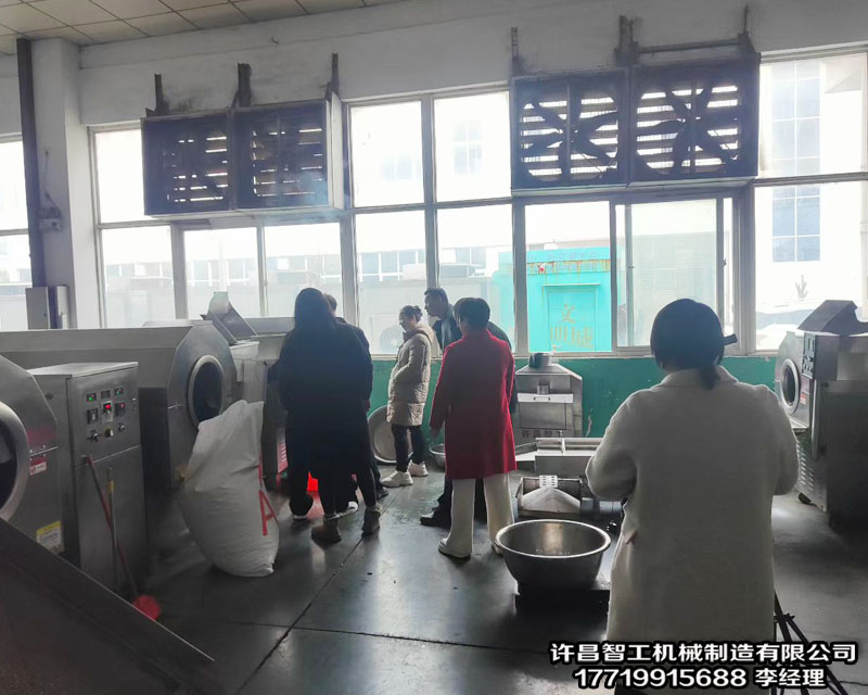 客戶來(lái)廠現(xiàn)場(chǎng)試機(jī)并訂購(gòu)電磁炒辣椒機(jī)一臺(tái)