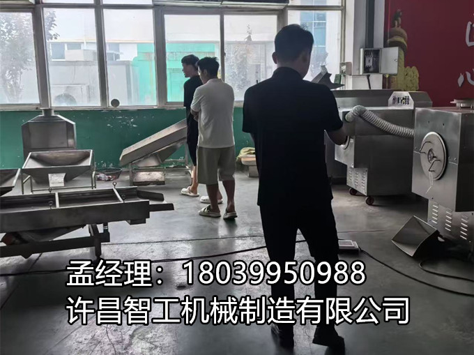 安徽客戶來廠試機(jī)電磁炒貨機(jī)炒制杜仲